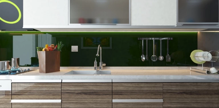zielony panel szklany w kuchni